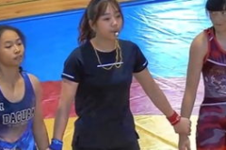 美女摔跤视频,美女摔跤瞬间，精彩瞬间引网友热议